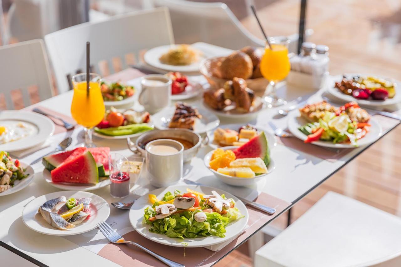 Daniel Dead Sea Hotel En Bokek Exterior foto A breakfast buffet