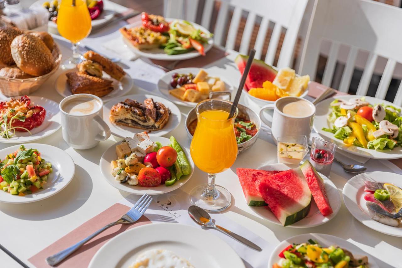 Daniel Dead Sea Hotel En Bokek Exterior foto A typical breakfast buffet