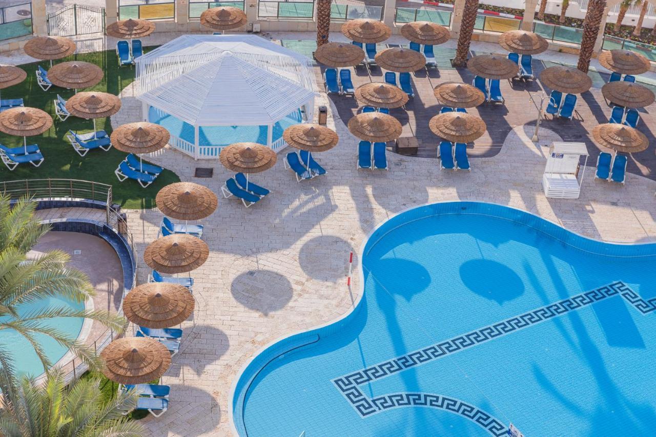 Daniel Dead Sea Hotel En Bokek Exterior foto Aerial view of the pool at Atlantis Paradise Island