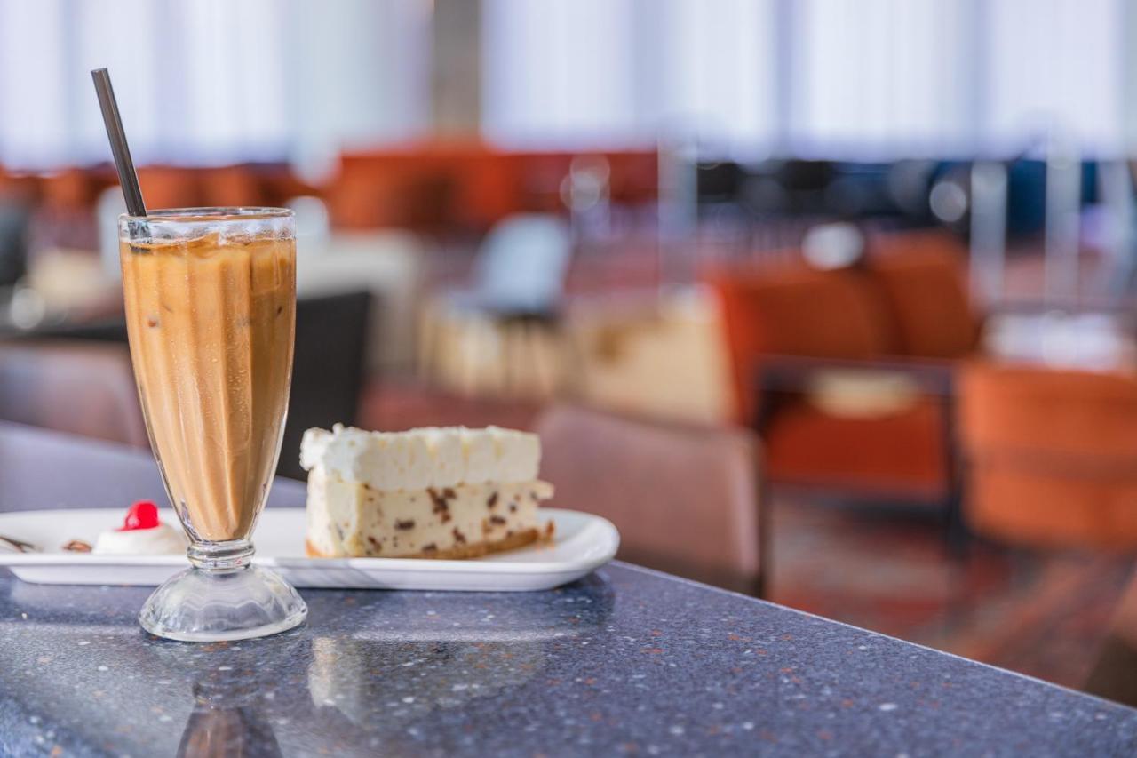Daniel Dead Sea Hotel En Bokek Exterior foto A glass of iced coffee