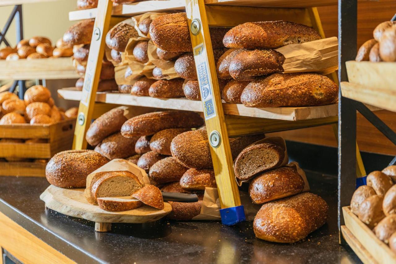 Daniel Dead Sea Hotel En Bokek Exterior foto Bread at a bakery