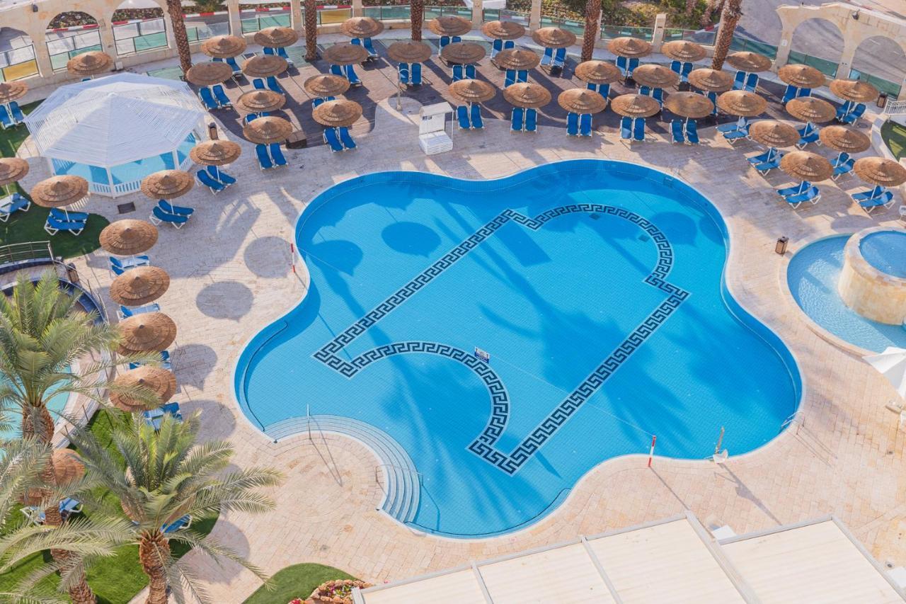 Daniel Dead Sea Hotel En Bokek Exterior foto The pool at the hotel